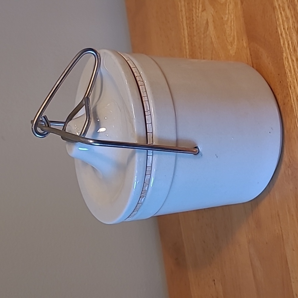 VINTAGE Cylindrical Stoneware Cheese Crock with Lid and Metal Wire Bail Closure - Picture 3 of 17